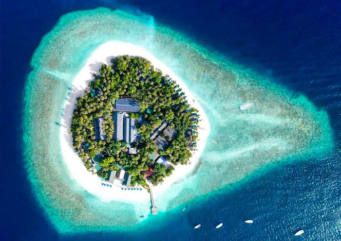 Malahini Kuda Bandos Resort - 5-star resort in South Malé (Kaafu Atoll) featuring pristine beaches, crystal-clear lagoon, and overwater villas