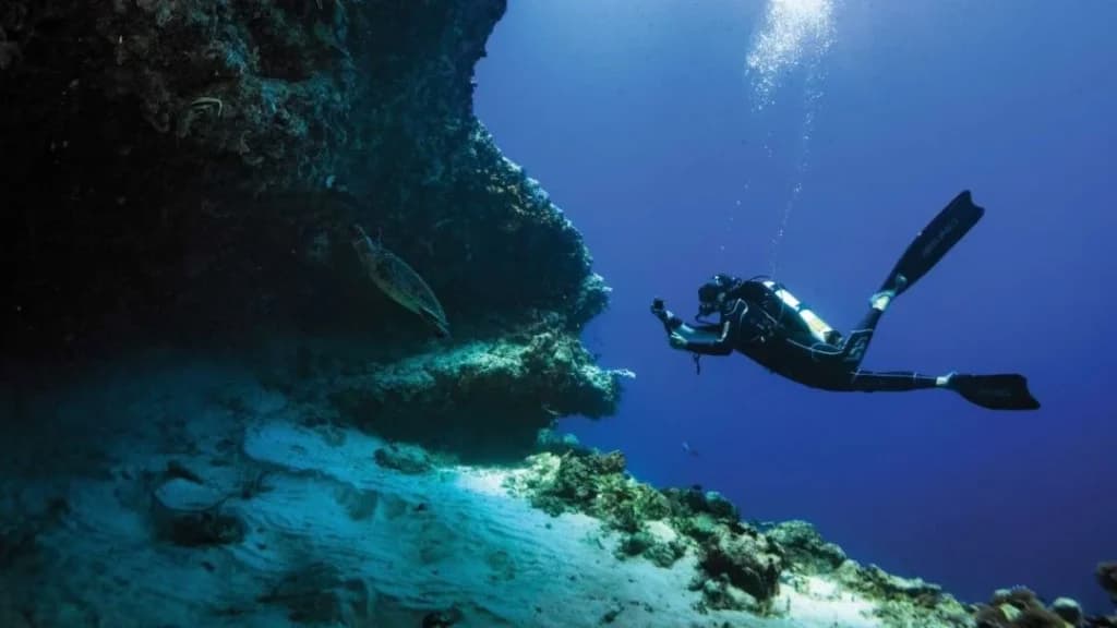 DIVING, SNORKELING & WATER SPORTS